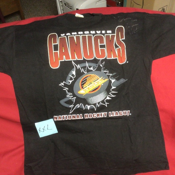 NHL Vancouver Canucks autographed tshirt - Picture 1 of 2